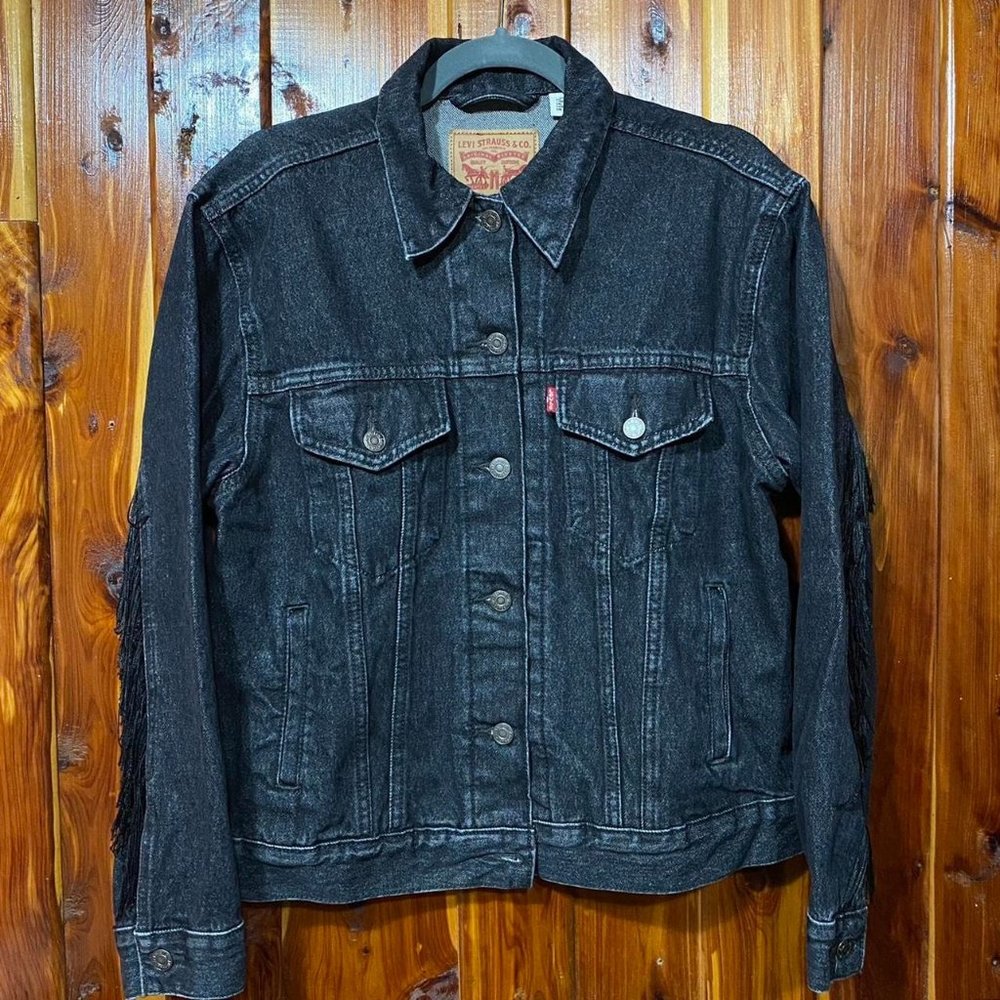 Levi’s women’s black fringe trucker jean jacket size medium